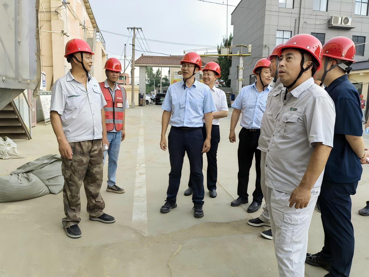 中储粮湖南分公司副总经理武全（左三）在湘潭直属库驻宁陵某库点调研。受访单位供图